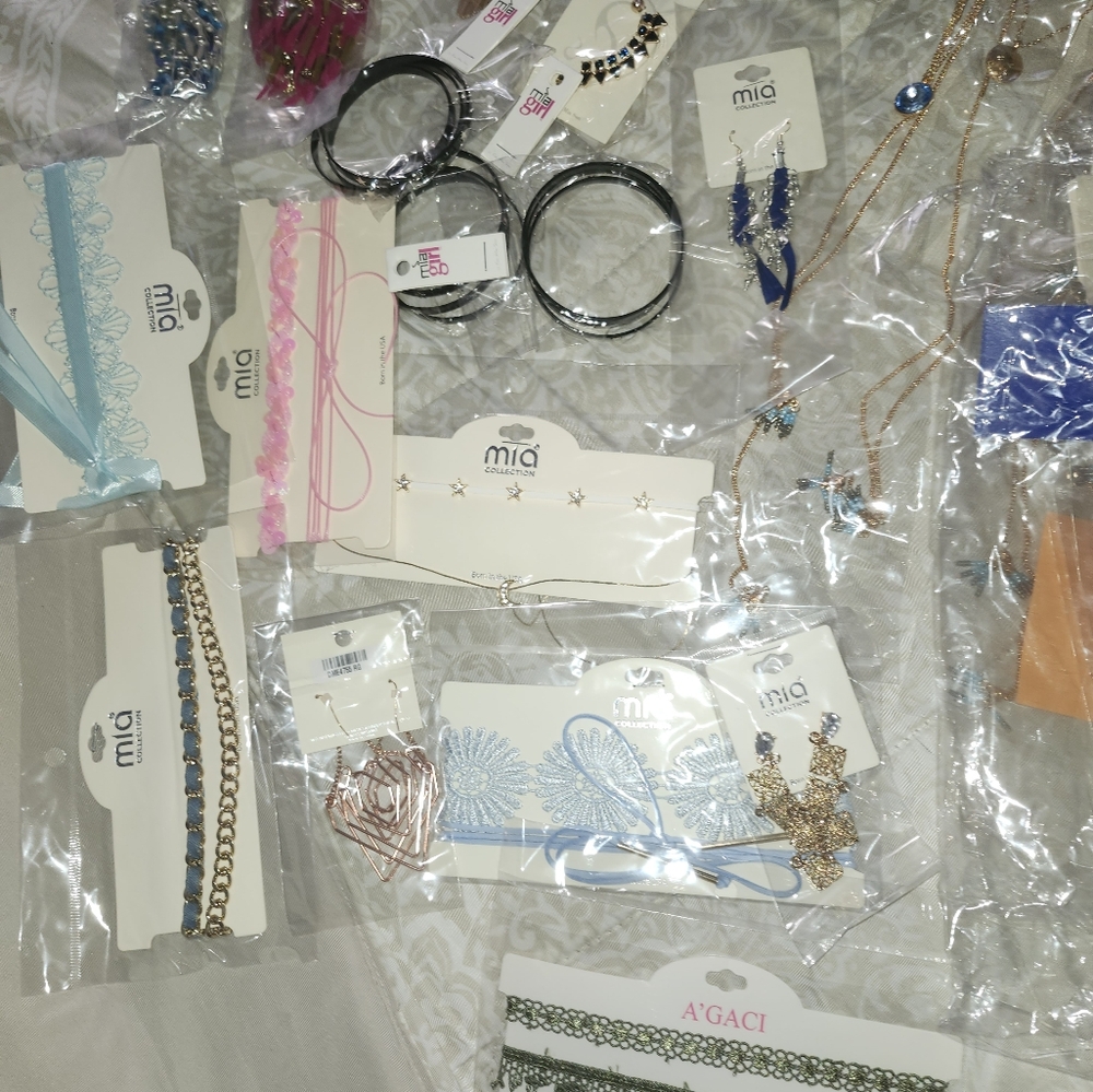 Resellers Bundle 132 pieces of Mia Collection Accessories. - Picture 4 of 10